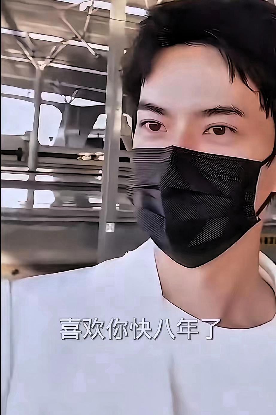 于适在杭州东站候车厅被拍到，气温零度，他一边签名一边叮嘱粉丝“穿厚点别感冒”。