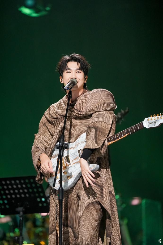 #白举纲解锁沙丘风新皮肤# 白举纲的沙丘废土风舞台，值得反复品味。 ​​​