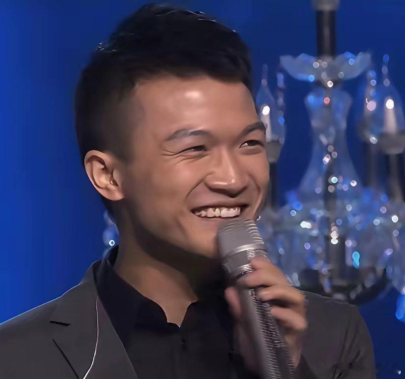 天呐！这还是周深吗？十年前的周深和十年后的周深已经判若两人已经没有一丝一毫的相似