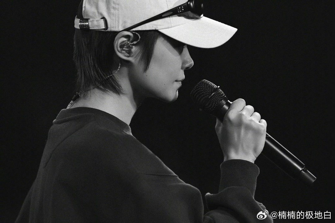 李宇春上海演唱会 当熟悉的旋律响起，当舞台灯光亮起，李宇春2026皇后与梦想巡演