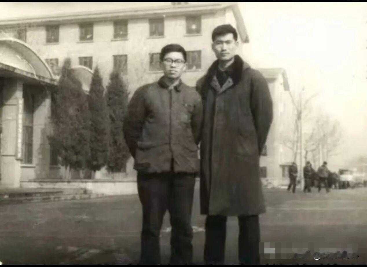 这是沈阳的一位沈阳的
一位重要人物
显赫一时
清华大学时与同学留影
一表人才夏日