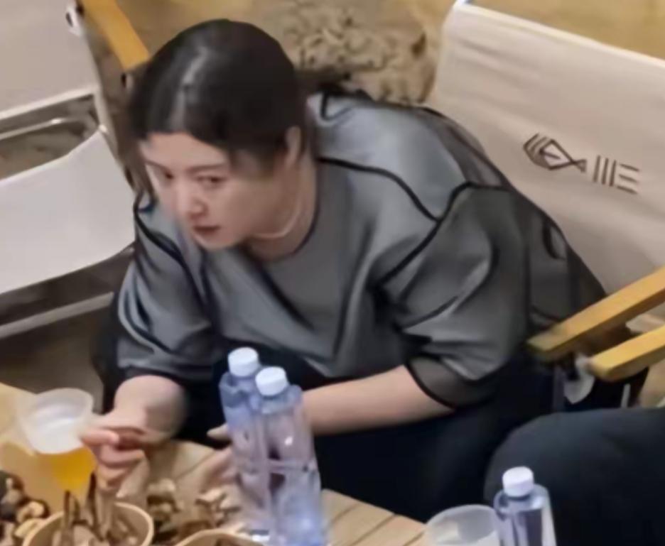 沈腾一家现身阿那亚，43岁王琦体型富态吃得多，7岁儿子身高出众
娱乐