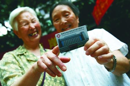 社保卡不止拿来领养老金，隐藏4项实用功能，很多人白白浪费
 
不少老人手里拿着社