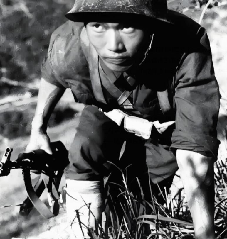 1984年，一22岁战士误闯入一个山洞，他发现里面竟都是女人，然而就在战士摸出手