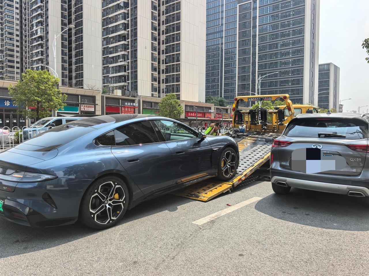 说实话，SU7 开了快两年突然“没动力”，这事儿搁谁身上都会有点慌。
启动车辆没