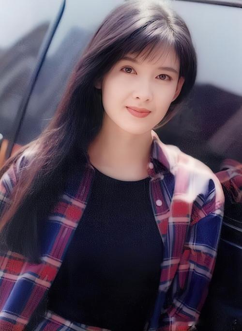 小时候总觉得她是顶流级的美，甚至觉得比李嘉欣、关之琳更戳人——李嘉欣的美艳大方能