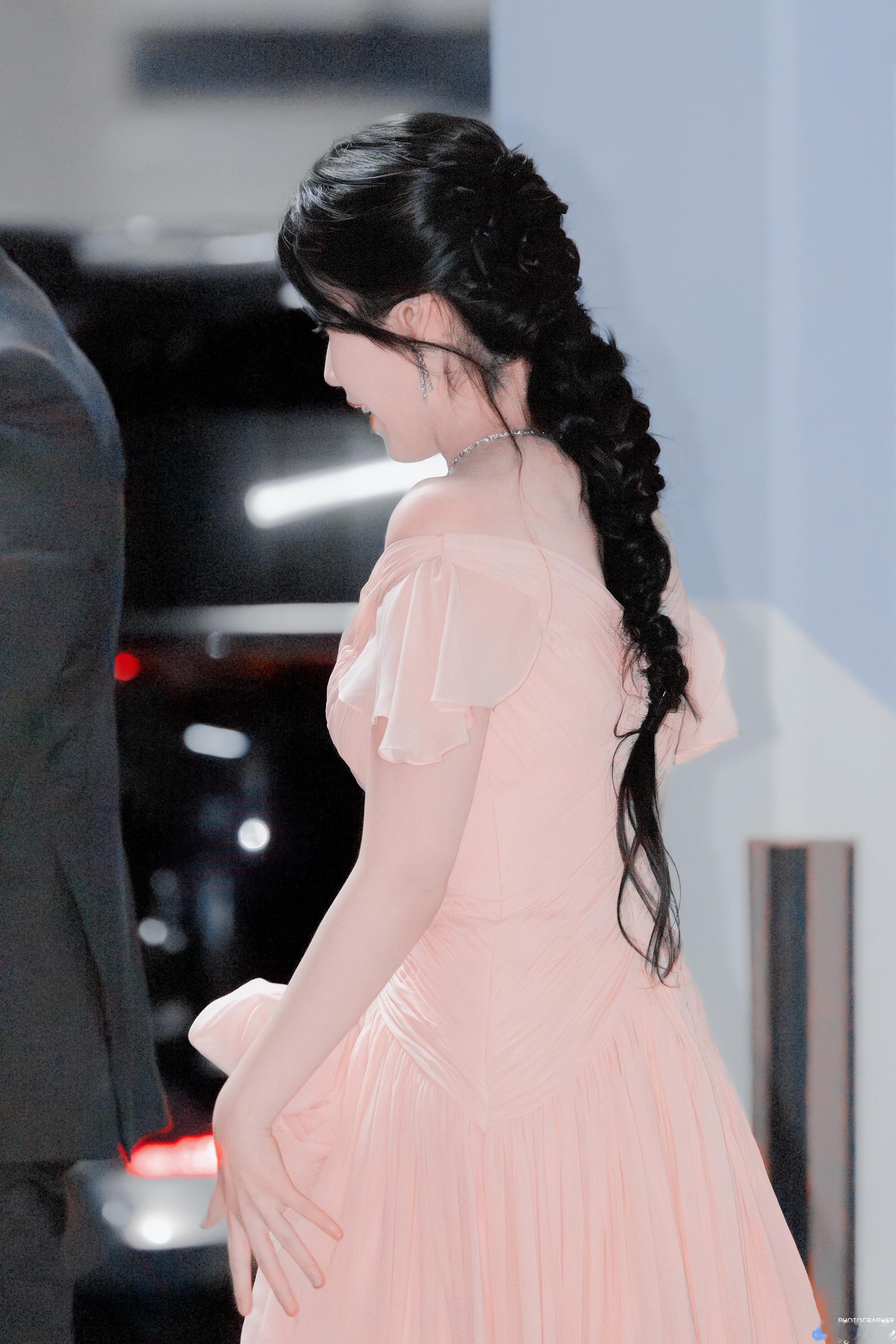 IU  ❤️IU韩国第一女solo 260731 IU出席青龙电视剧大赏颁奖典礼