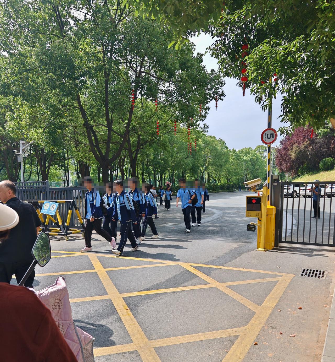 为难，是该让孩子去学校还是留家里？
周末孩子不愿去学校上自习，老师要求没有特殊情