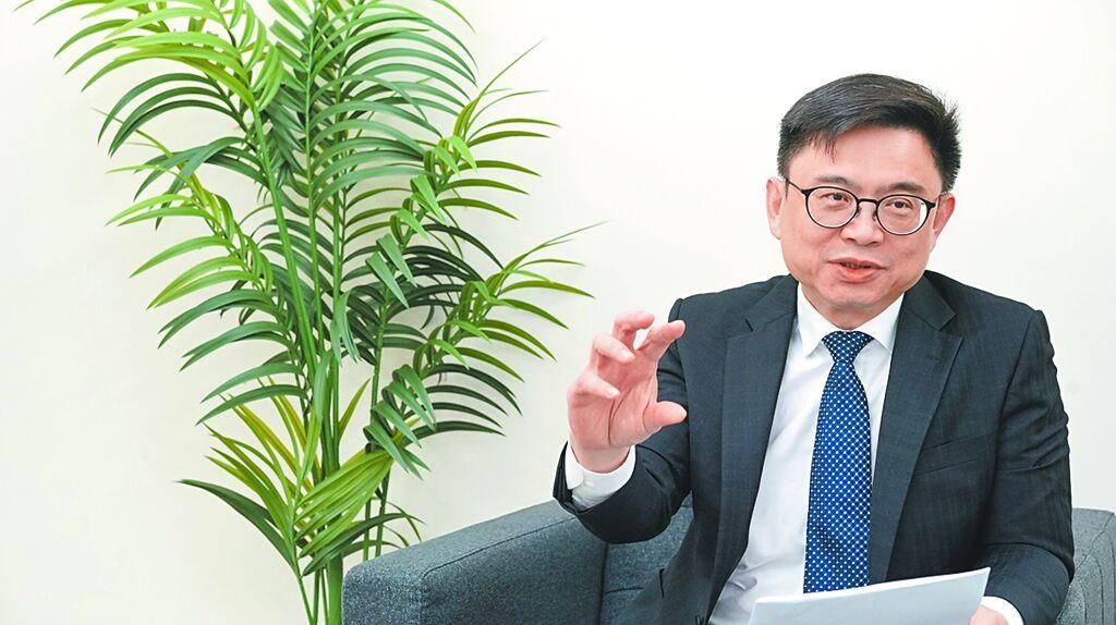 国民党高雄市长参选人柯志恩前往美浓勘灾，关心当地水莲（野莲）的受灾情况，却遭到绿