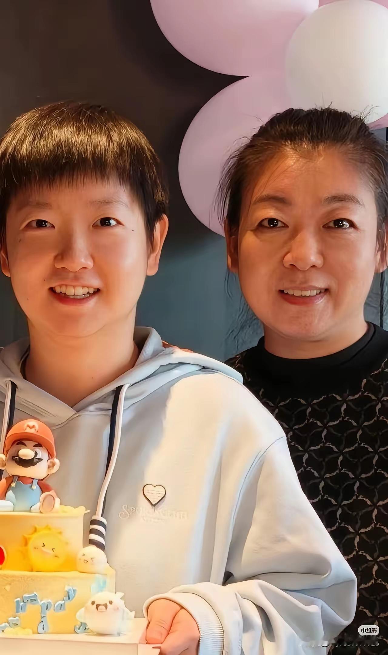 莎莎娘儿俩
就像两朵花

一朵开在河北
一朵誉满天下

花儿初绽放
花朵磨盘大