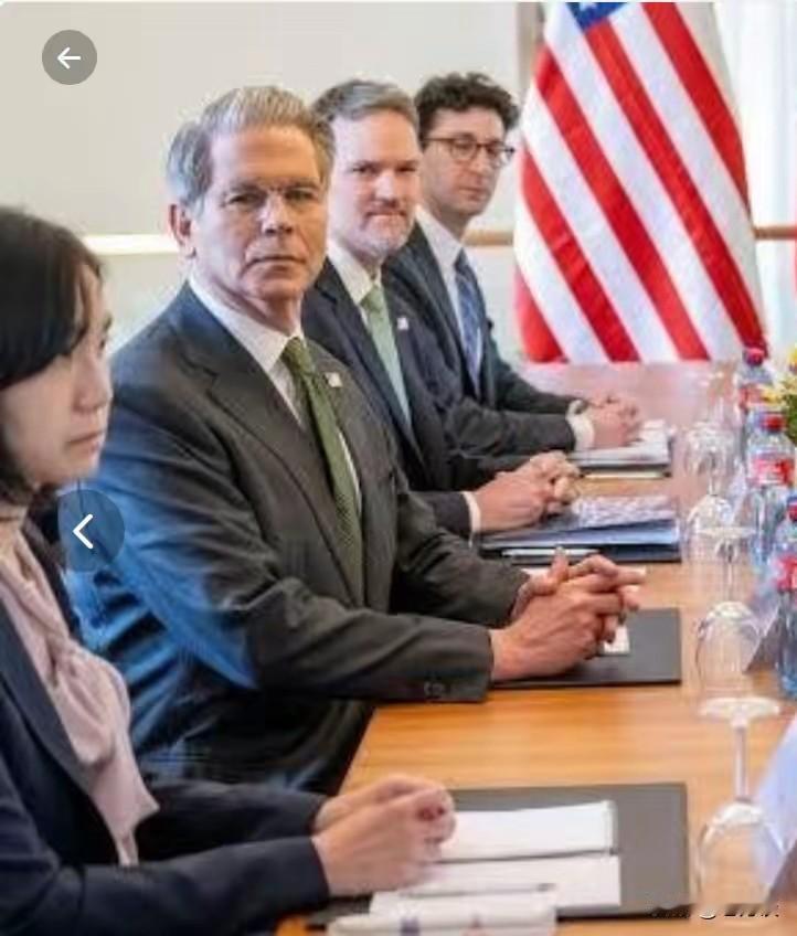 为了有口饭吃当贝森特的翻译无可厚非，都是为了生存，但是当看到这张冷冰冰的华裔脸的