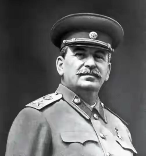 1941年，62岁的斯大林在莫斯科陷落前夜，手握远东70万兵牌却难调一卒，一道军