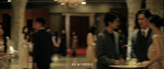 马龙黑西装帅我一脸马龙随时随地发现新球拍 龙队穿上黑西装，是儒雅的绅士；拿起“新