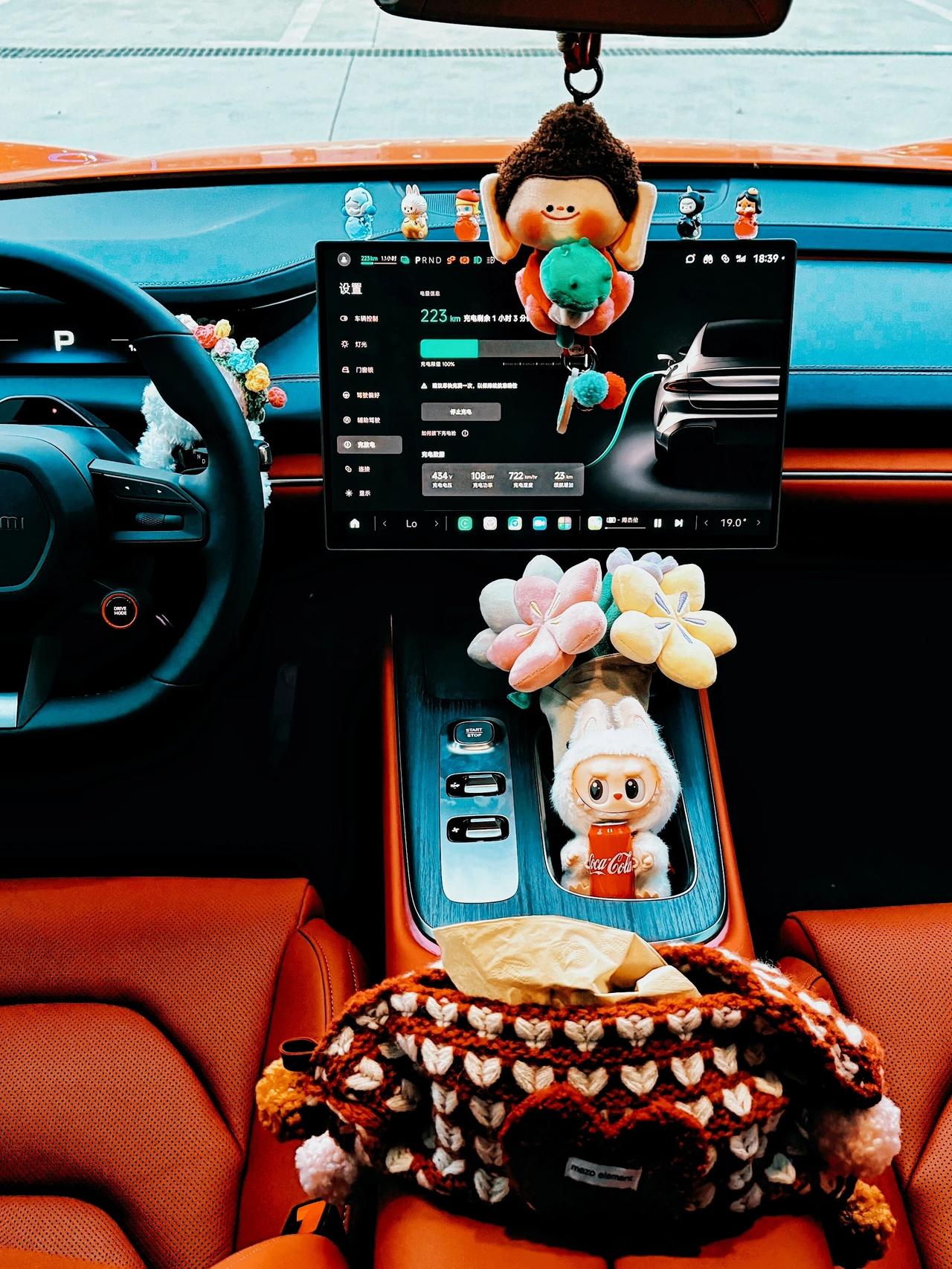 SU7女车主，我的百万级车好友们提车一周啦，熔岩橙配红内饰真的好看，给我的“小米