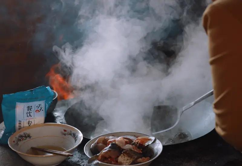 别再夸《老舅》真实了，导演的一个贪念，让它露出了最大的破绽。
他想让主角当圣人，