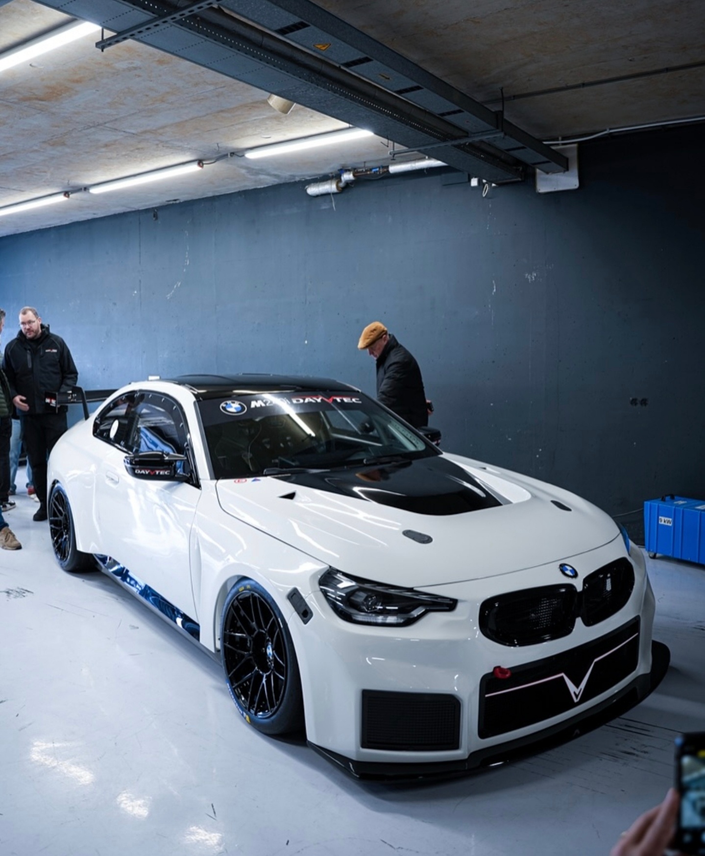 Dayvtec改装商对宝马M240i 进行了多个方面得进化，底盘选用了AST 竞