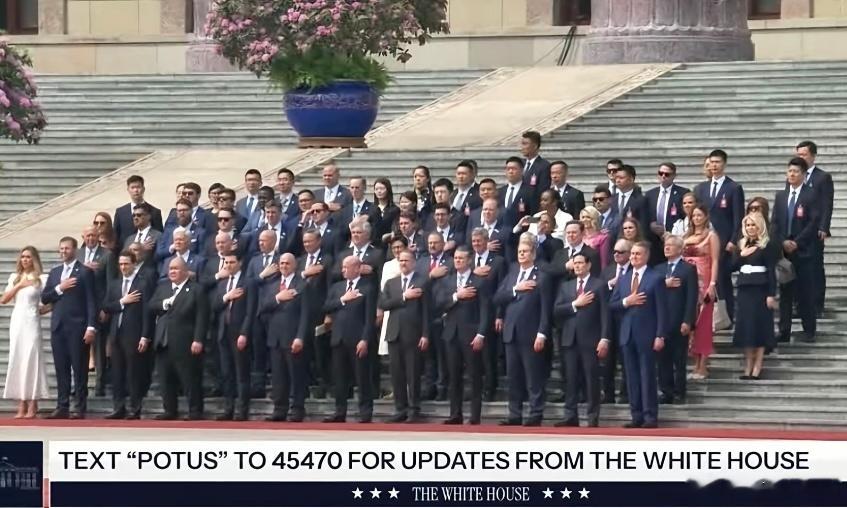 这幅合影里的经济精英在🇺🇸都未必能聚这么齐全 他们虽然掌握全球70%以上经济