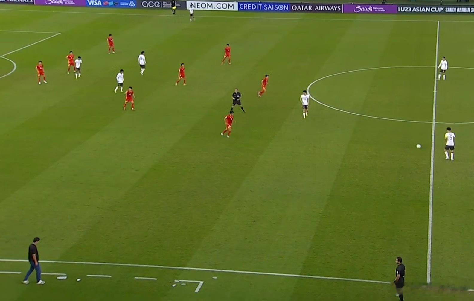 越南队也苟着踢了，你防守好，我就让你来进攻吧！所以，两队的踢法都差不多，大家都苟