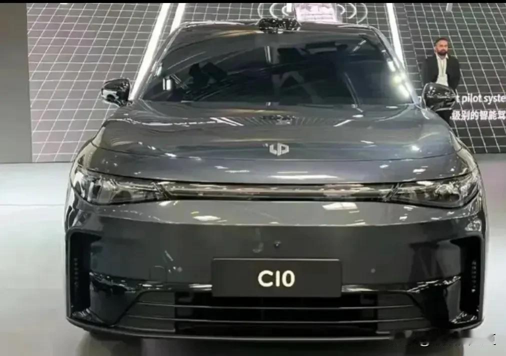 吃饱喝足，来场时装秀，又戴上标志性假发！这顶假发可给她带来不少流量！女王救赎自信