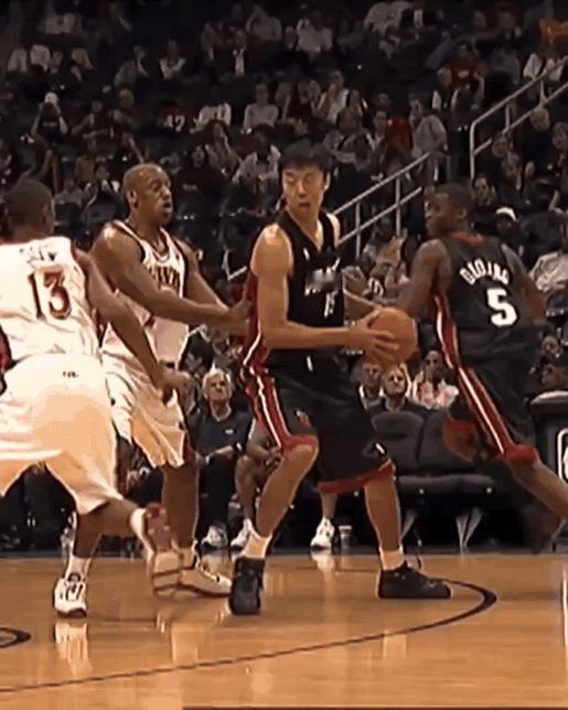 就冲这灵活的步伐和柔和的手感放到现在年薪1800W没问题吧？
作为我们曾经的追风