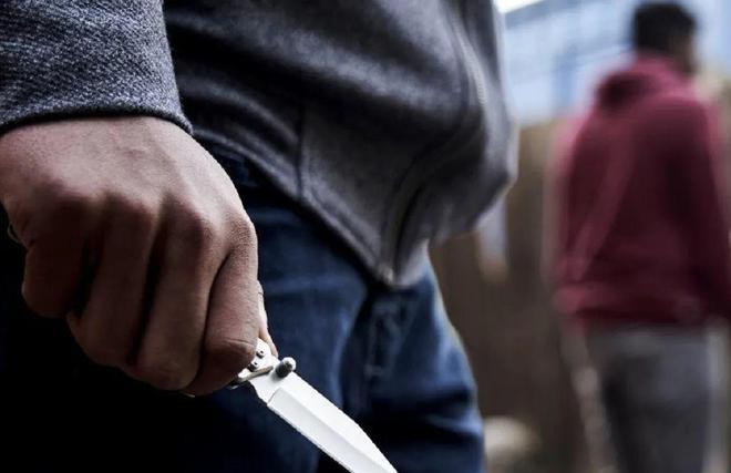 手机救命！宜昌一男子和别人吵了一架，气得不行，去买了一把尖刀，然后回到现场，对着