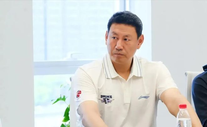 三年，好快！李楠指导即将度过禁赛期，明天山东男篮vs北京男篮 ，他可以回到场边，