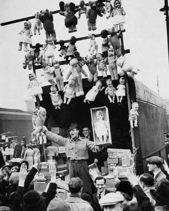1920年代，伦敦街头的玩偶售卖摊。 