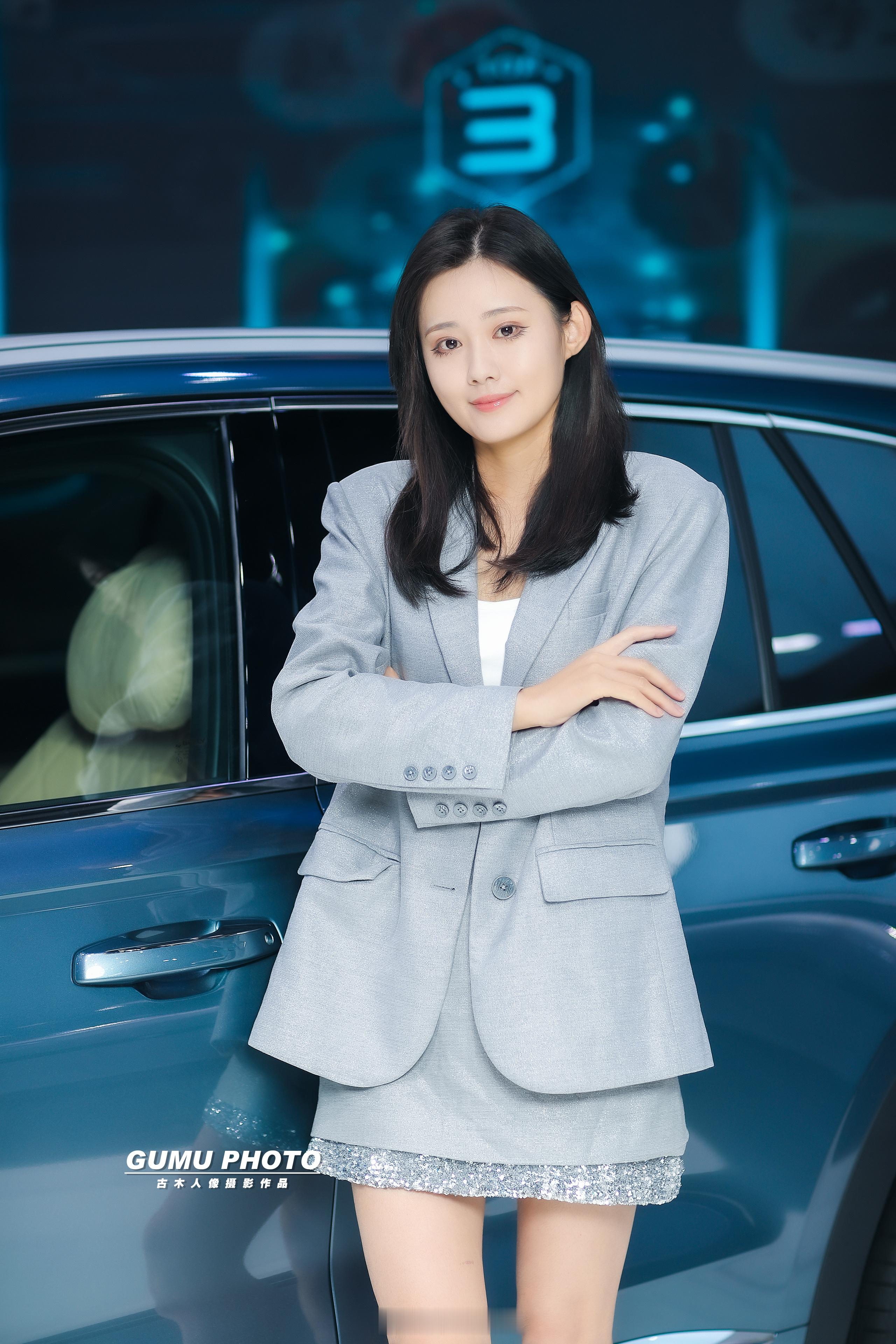2025贵阳汽车文化节吉利银河展台模特小姐姐。2025贵阳汽车文化节第十五届贵阳