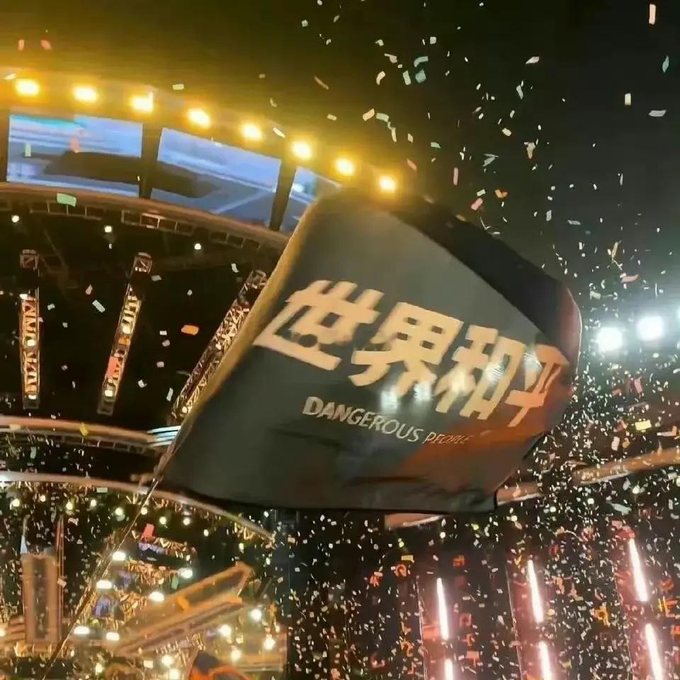 狮子座天生自带王者光环，他们渴望被关注、被赞美、被崇拜。在情感关系里，他们需要一