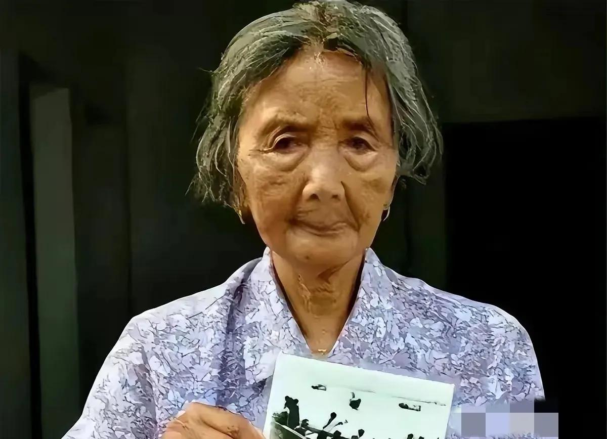 1949年，19岁的姑娘颜红英，摇着小木船运送24名解放军战士横渡长江。谁料，激