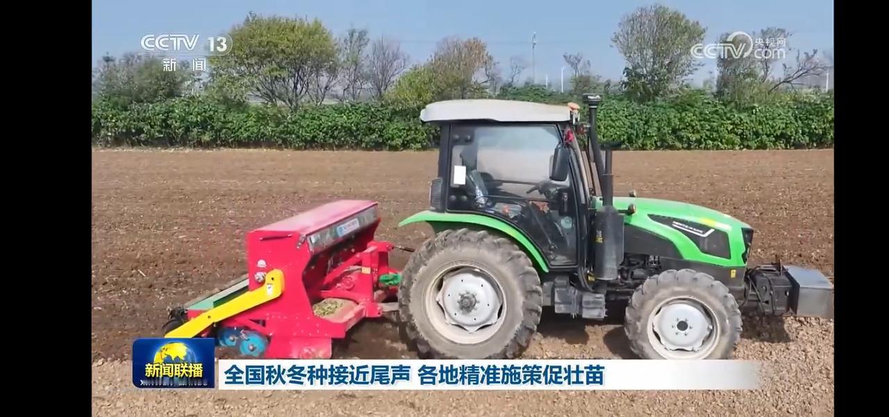 秋收时节，田间劳作，机械助力，丰收在望！