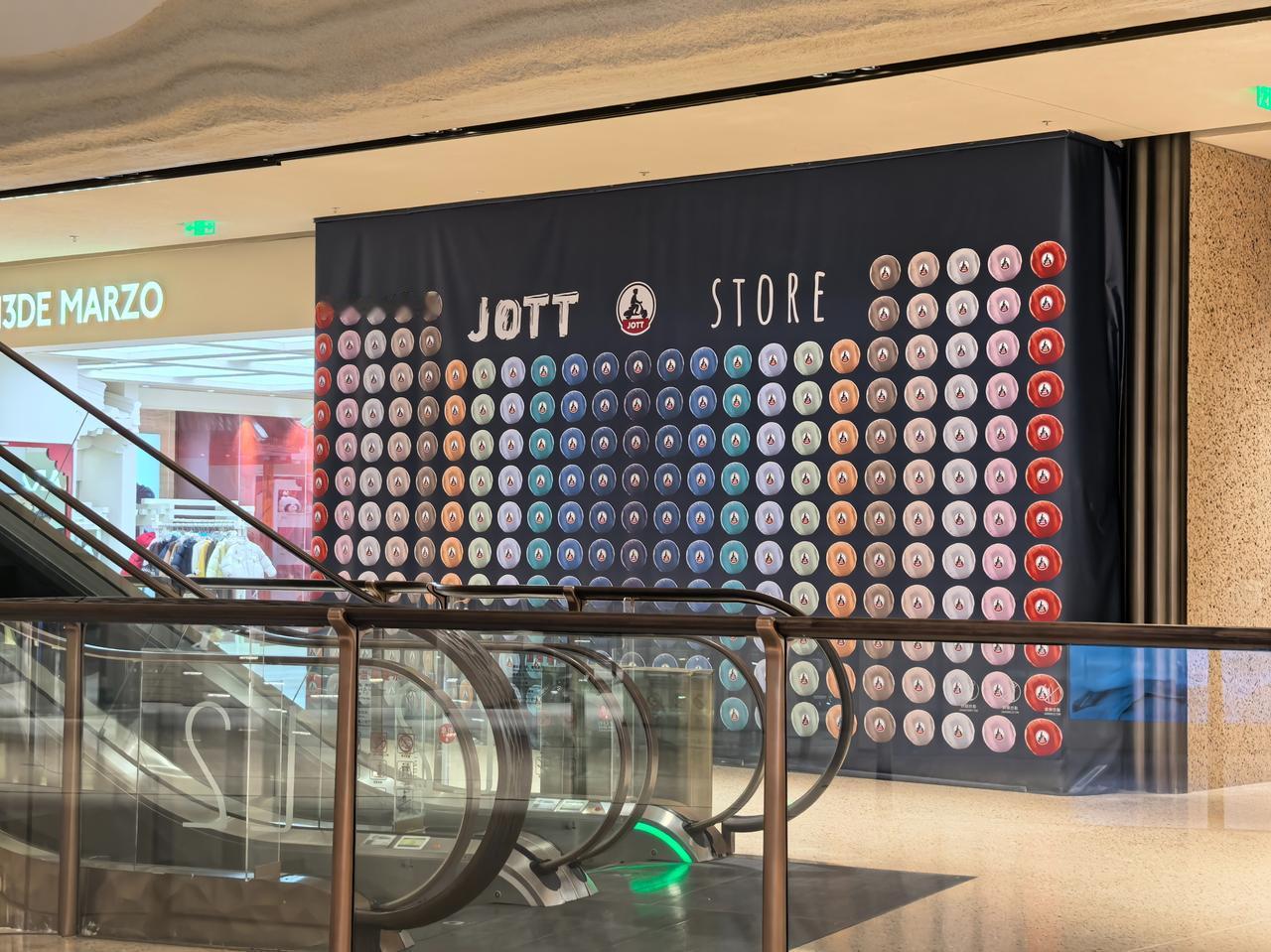 继首店登陆西安机场T5后，LVMH旗下轻薄羽绒服「JOTT」再入华润系商业，城市
