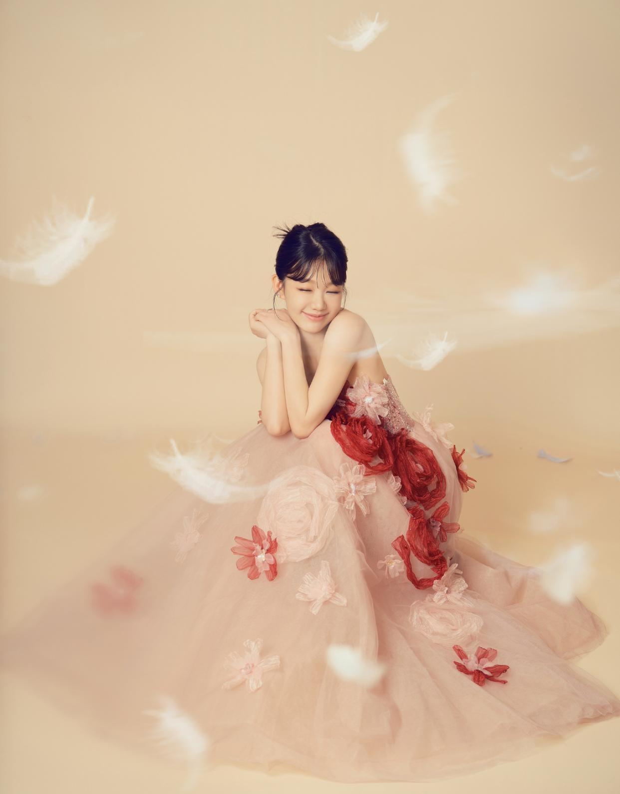 徐梦洁一袭红纱碎钻花裙，浪漫温柔直戳少女心！ 