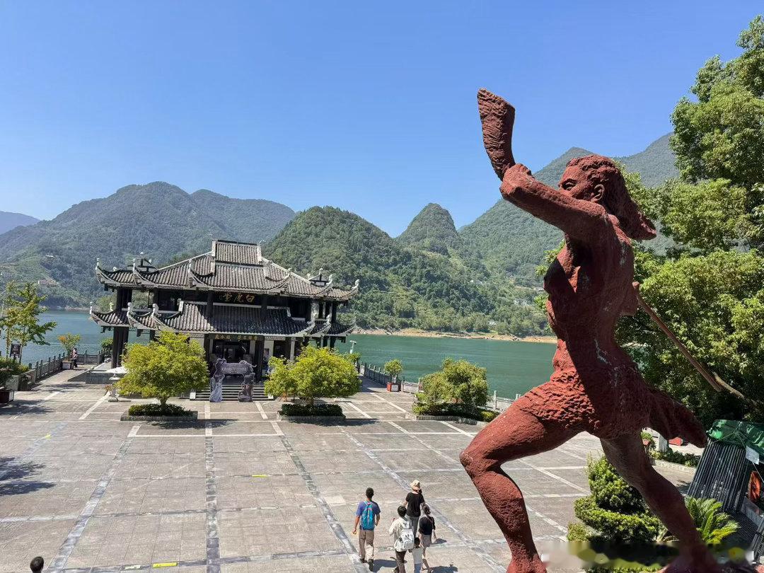行舟西陵峡，山沉碧水间，满目青山，一江青绿把三峡的壮阔尽收眼底[你好]  ​​​