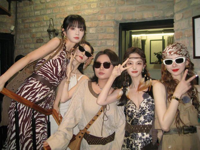  姐姐妹妹抓娃娃定档众星发照片 姐姐妹妹抓娃娃集体营业重大消息！《姐姐妹妹抓娃娃