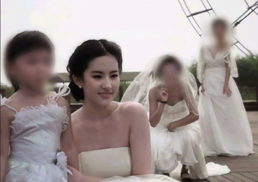 刘亦菲最接近本人的一张图 无论是阿布扎比素颜游客照，还是三亚资生堂活动现场淡妆路