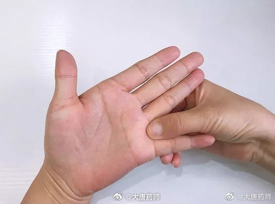 “咳喘穴”，按揉5分钟，缓解咳嗽！大人小孩都可以试试！冬季室内室外冷热交替、忽冷