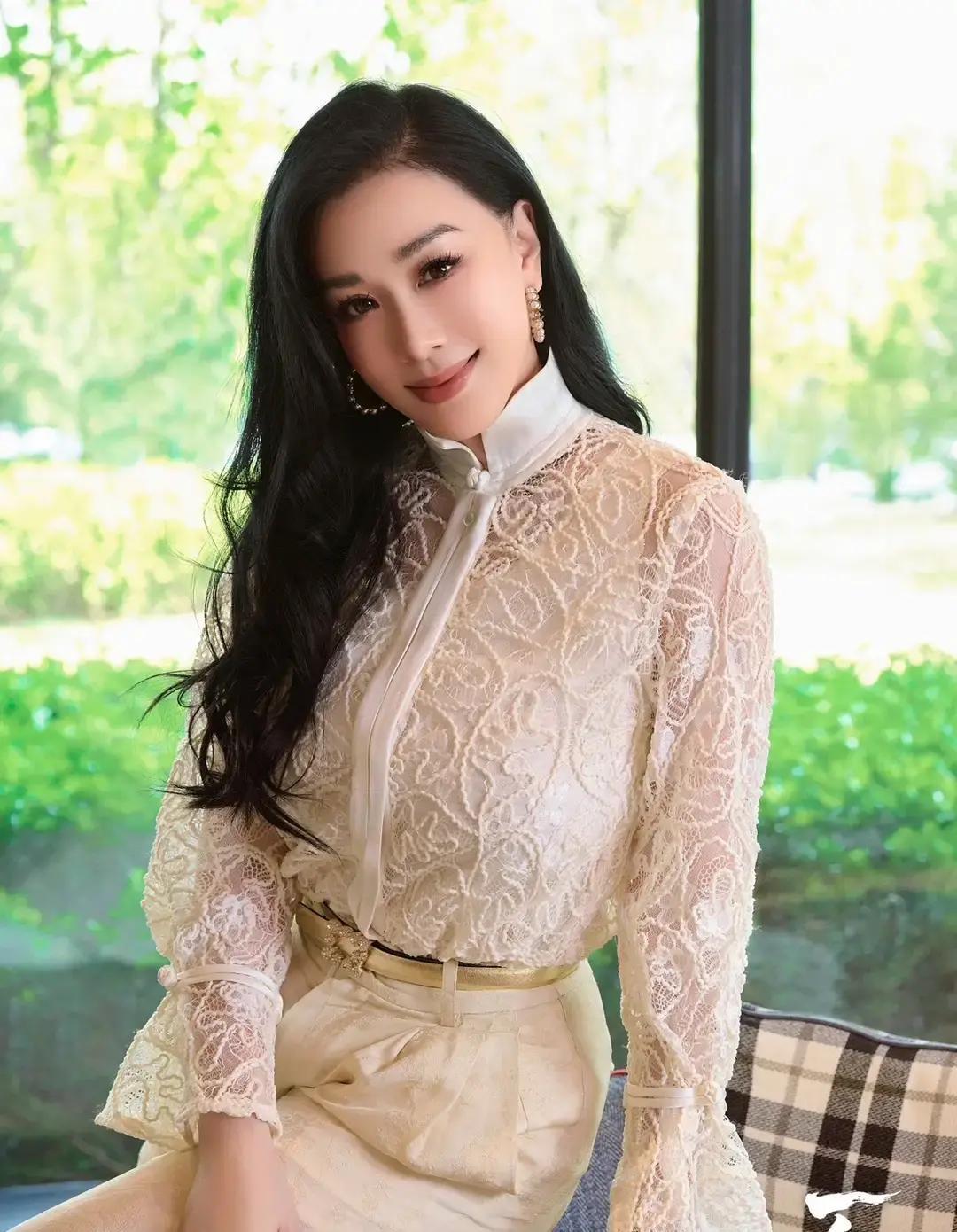 钟丽缇每次上热搜都带着老公，不是撒娇就是道歉。

五十岁的人，直播里因为一句玩笑