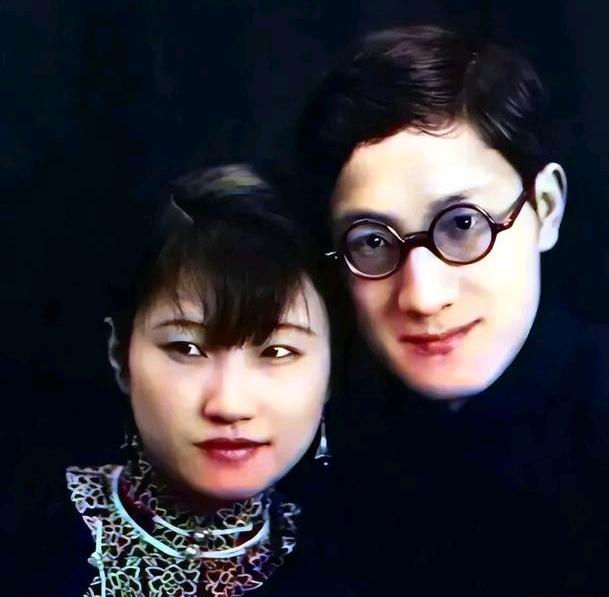 1931年，徐志摩想买条新裤子，竟发现家里一分钱都没有。他拎着破洞的裤子，对妻子