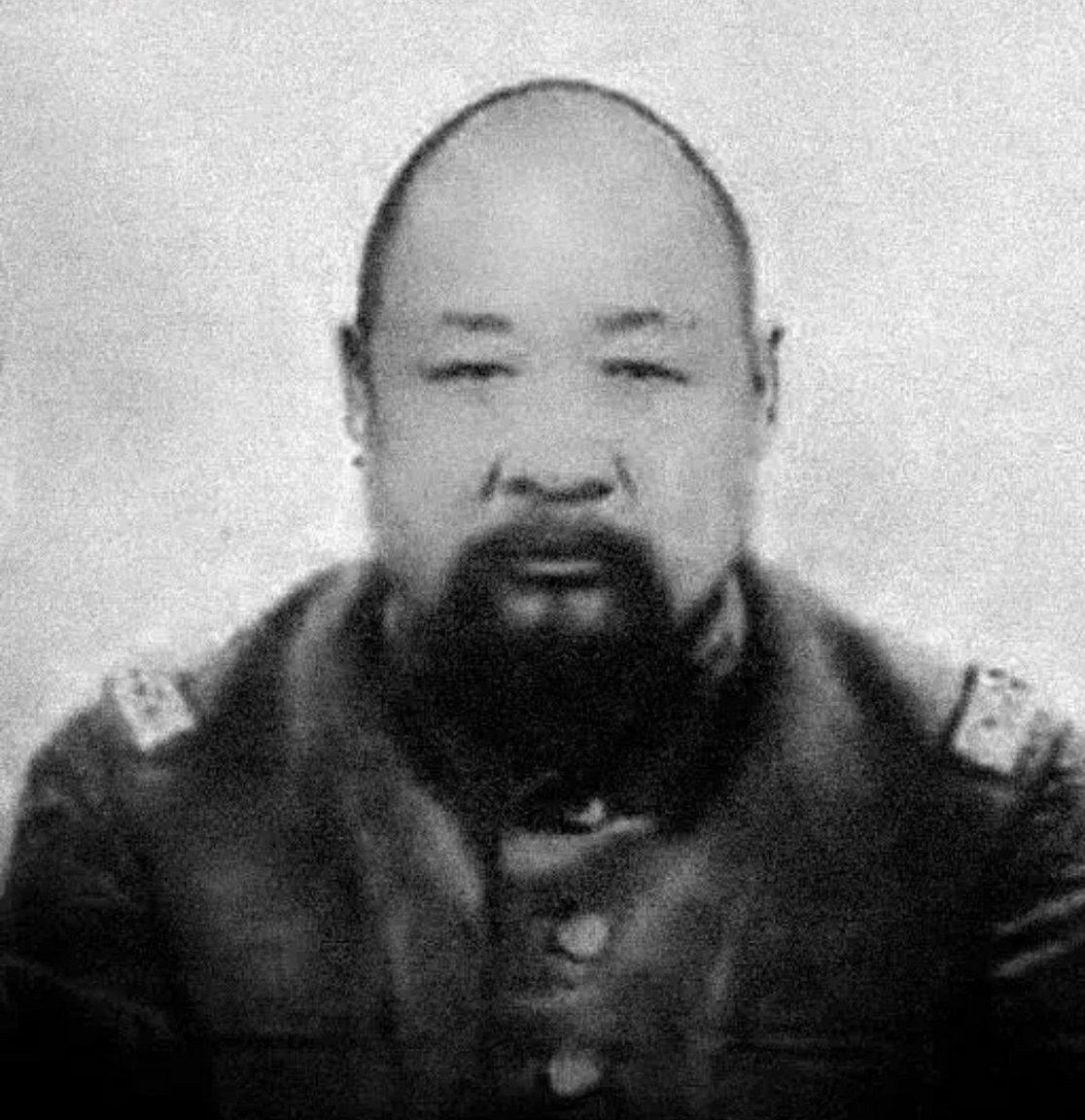 1880年腊月二十八，张怀芝到亲娘舅家去借钱，娘舅瞧不起他，只用一斗黑豆，打发了