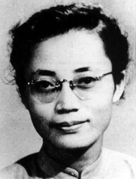 1950年，台湾一名女地下党在宿舍被捕，临走前祈求，让她拿件衣服，敌人轻蔑的答应