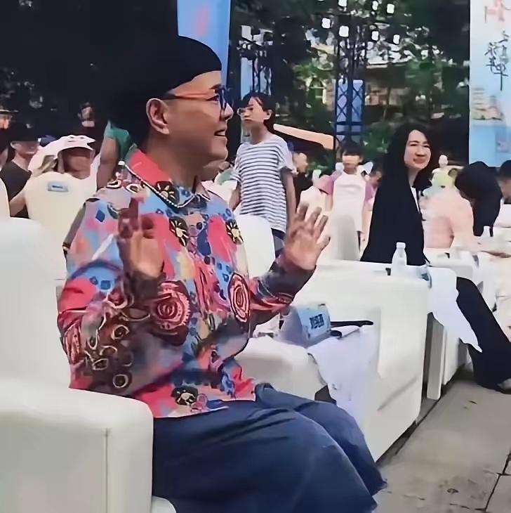 57岁的金龟子亲口承认退休金一个月8900，还已定居青岛。
​8900退休金在北