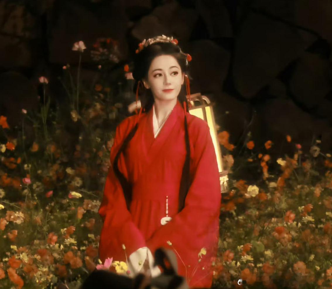 #迪丽热巴陈飞宇花海吻戏# 《慕胥辞》有路透迪丽热巴与陈飞宇的吻戏？吻戏没看到只