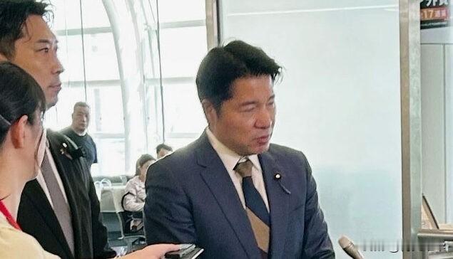 日本访问团飞抵北京，态度依然十分强硬！
 
8月24日，日本跨党派议员团降落北京