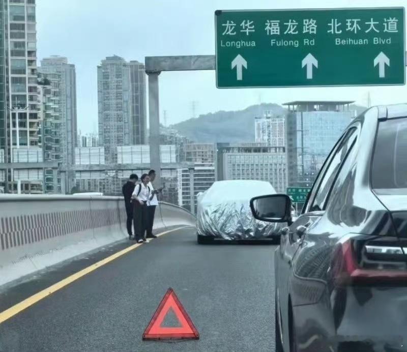 这车为什么罩上自己，有什么见不得人的，这个轮毂，谁认识啊？#大v聊车# ​​​