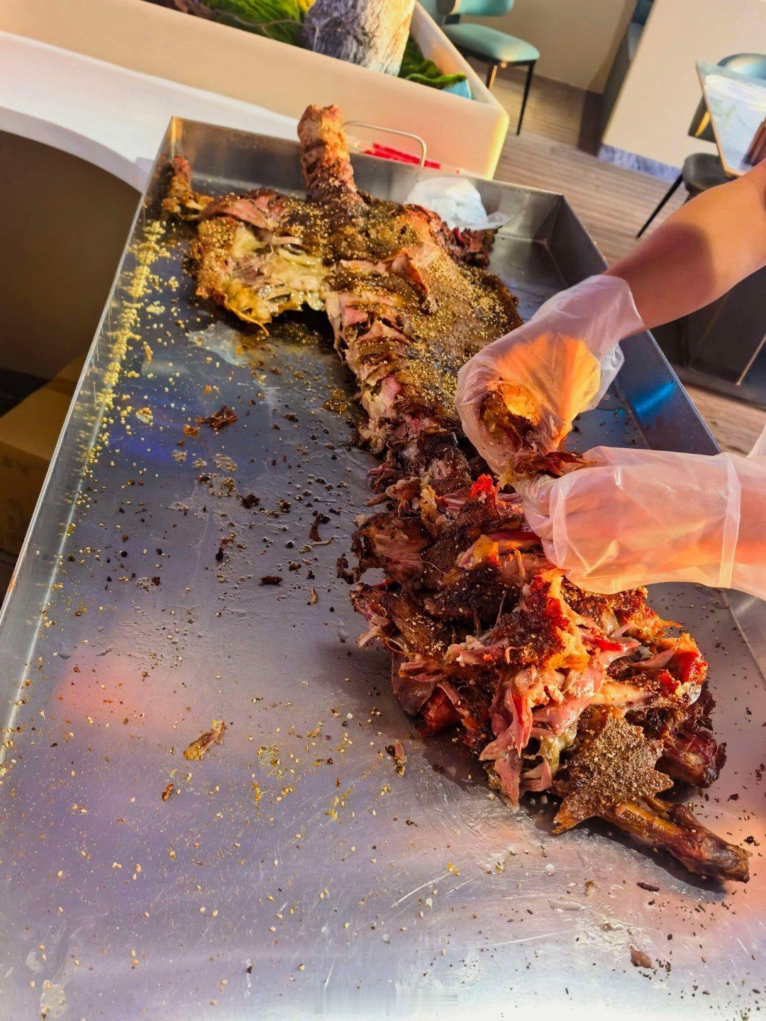 午餐：我守着自己眼前的一盘蝼蛄虾咔咔一顿炫；都是带籽的嘎嘎过瘾晚餐：保留节目烤全
