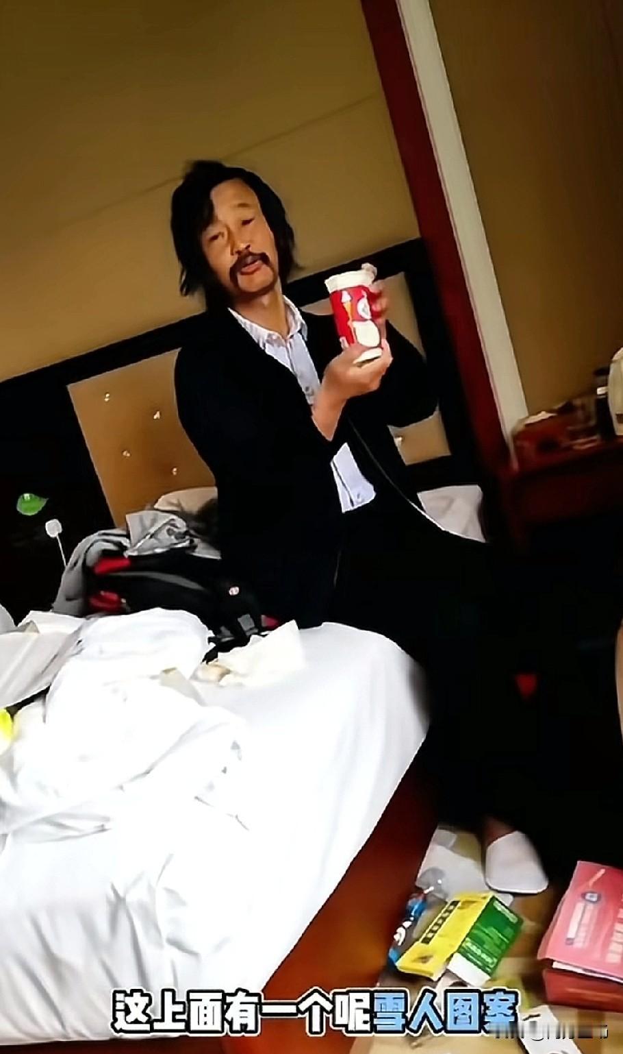 沈巍绘画技艺从何而来？看到这一幕就明白了。比如捡到一个纸杯，上面有个雪人图案，他