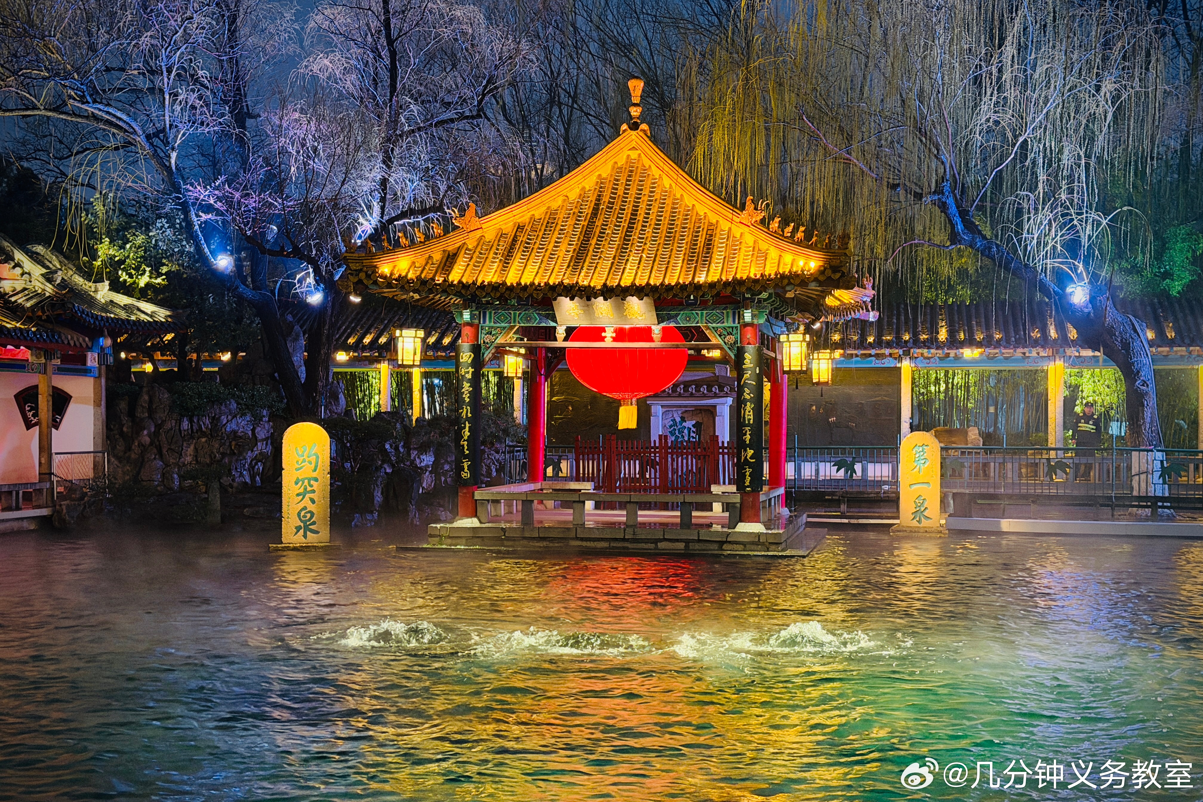 下点雨，趵突泉的人好少啊，镜头里没有一个游客，济南人是不是很讨厌趵突泉下面有水泵