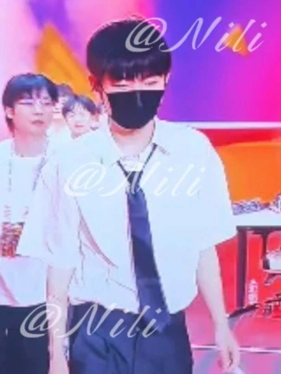 小宝宝戴了口罩 还是过敏吗🥺但是这一身好帅 妹妹头最佳赏味期