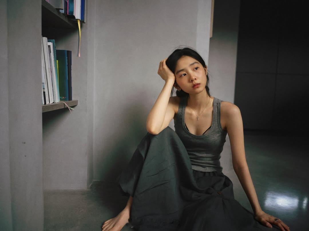 黄磊女儿黄多多ins更新走忧郁文艺高冷女神路线 